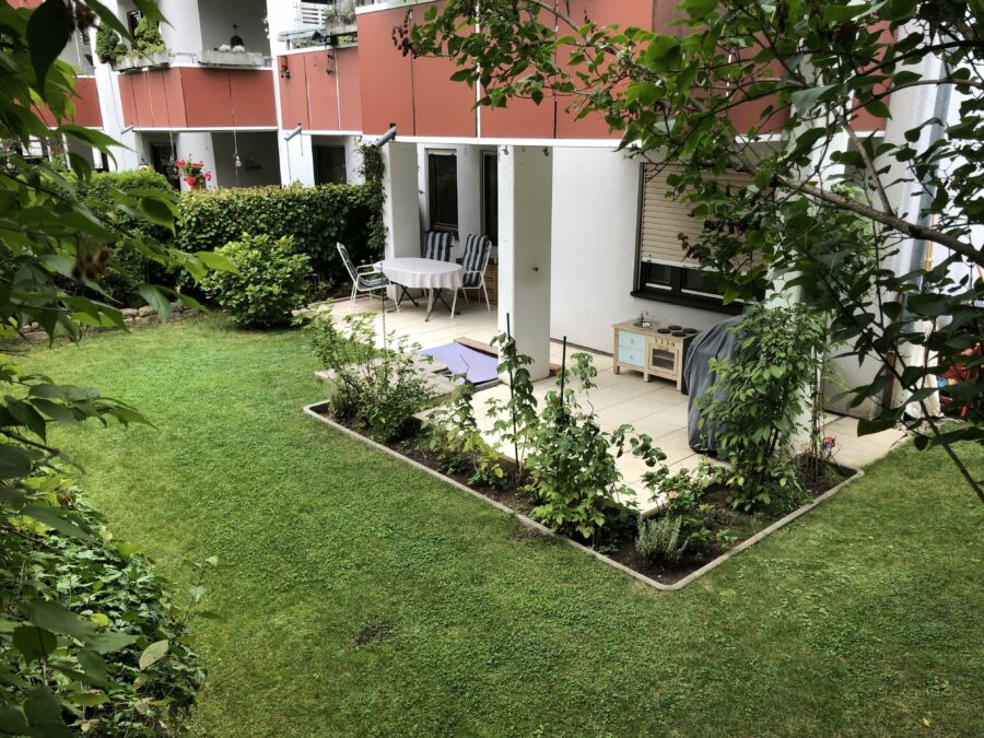 Wunderschöne Erdgeschoss Wohnung mit großer Terrasse, viel Garten und Garage - Garten/Terrasse