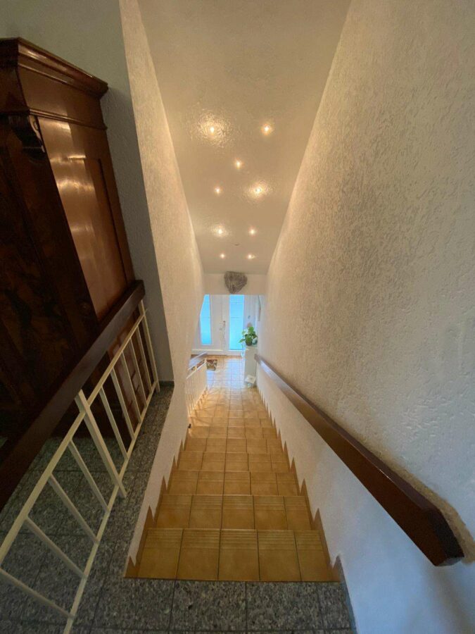 Ein neues zu Hause mit Pfiff und Eleganz in ruhiger Lage - Treppe Eingangsbereich