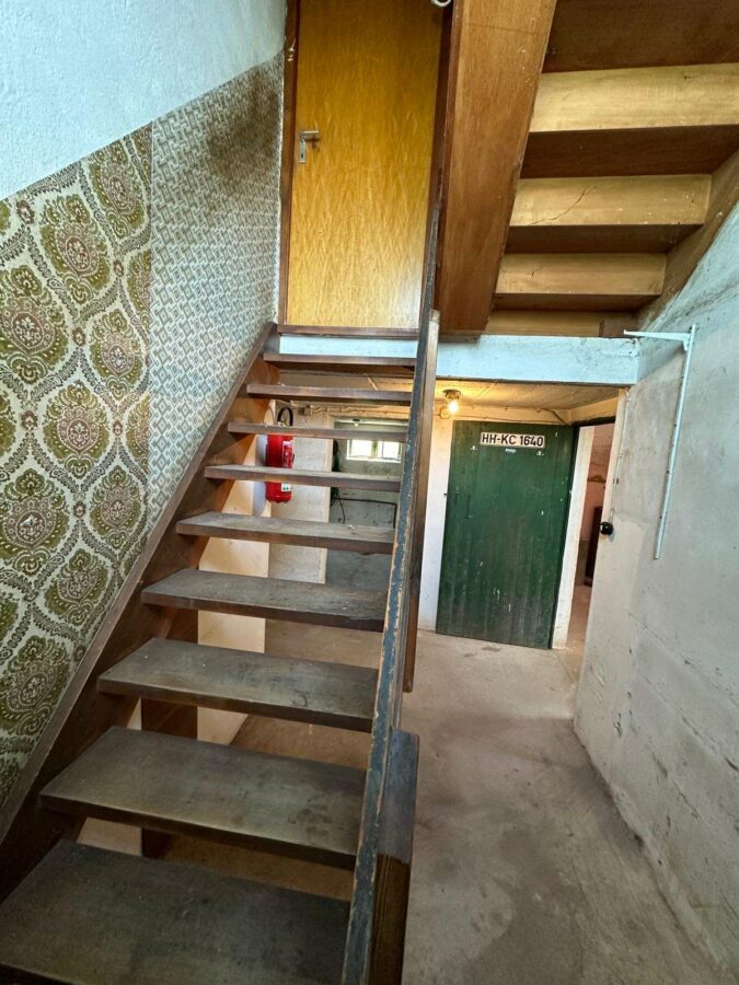 Renovierungsbedürftiges Einfamilienhaus in schöner Wohnlage - KG Kellertreppe
