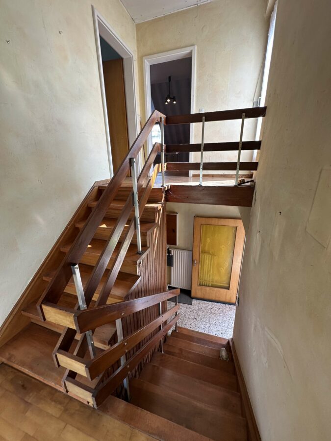 Renovierungsbedürftiges Einfamilienhaus in schöner Wohnlage - Treppe EG-OG