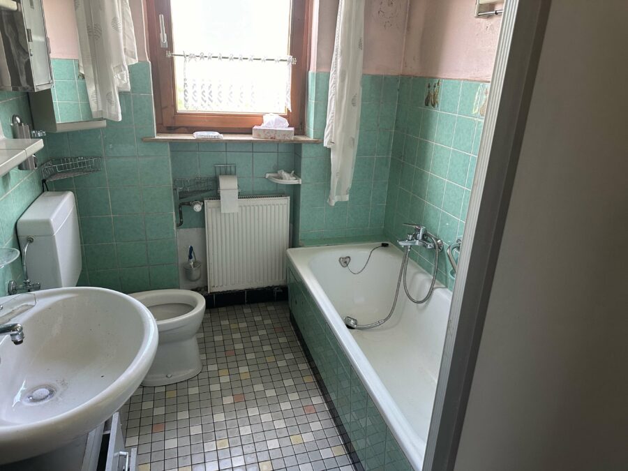 Renovierungsbedürftiges Einfamilienhaus in schöner Wohnlage - EG Badezimmer