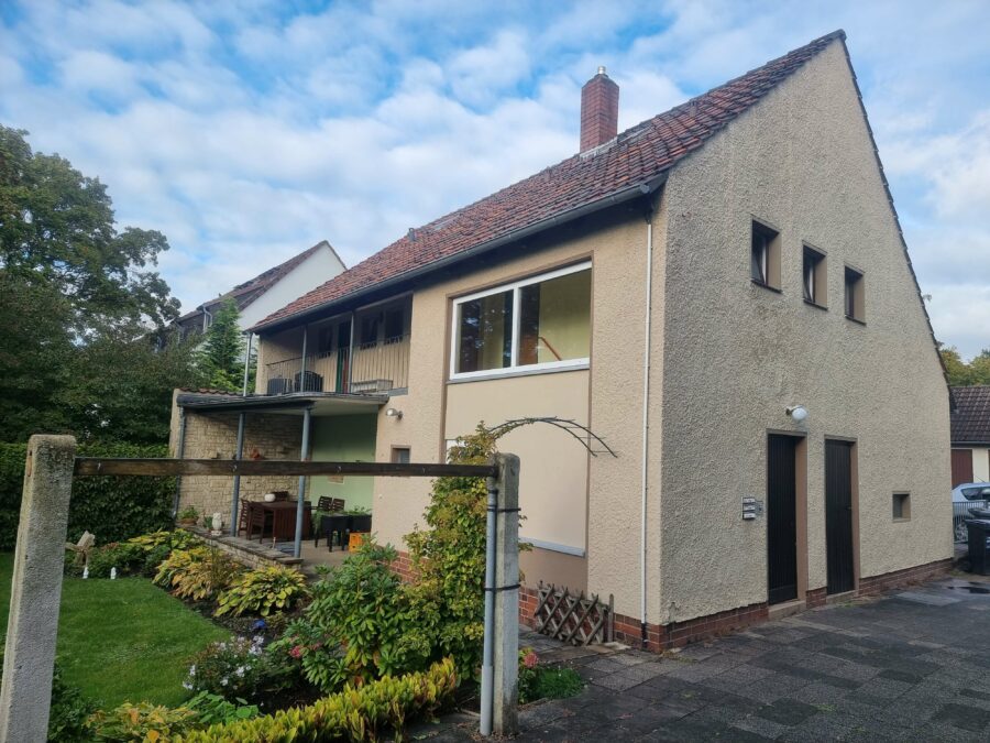 3-Familienhaus mit kleinen Wohnungen und 4 integrierten Garagen im EG - Haus 2 Gartenanicht 1