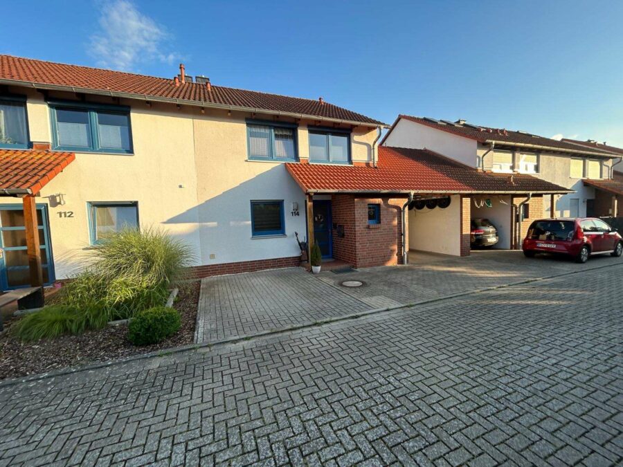 Sehen I Kaufen I Einziehen I Zeitloses Stadthaus mit viel Platz im Grünen - Haus mit Garage Eingangsbereic