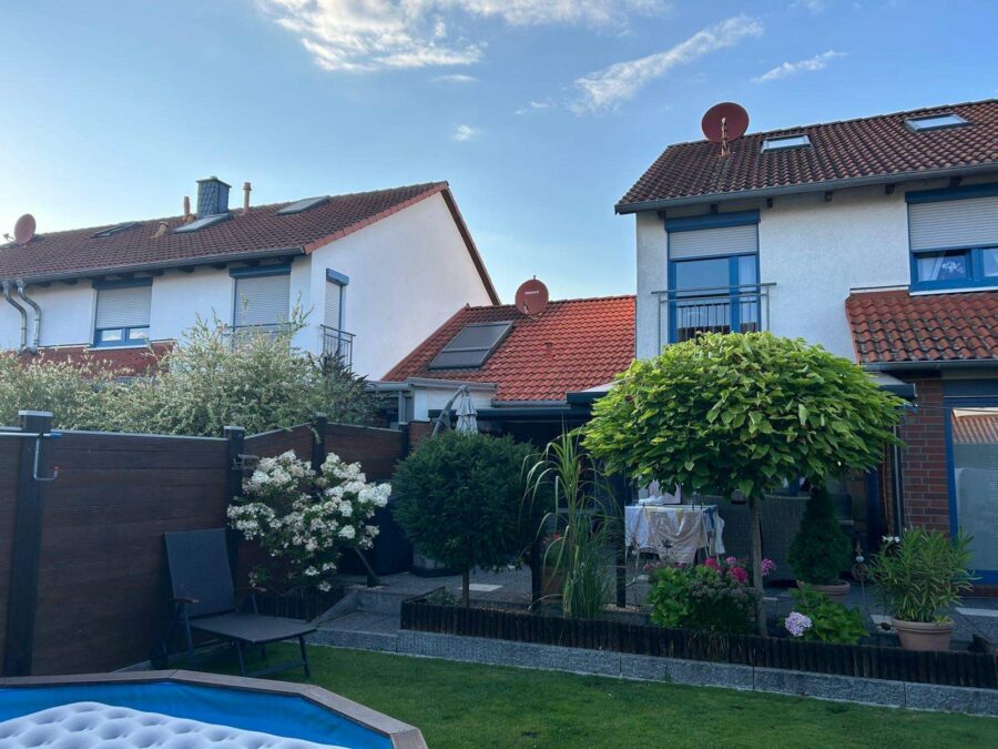 Sehen I Kaufen I Einziehen I Zeitloses Stadthaus mit viel Platz im Grünen - Haus hinten Gartenansicht