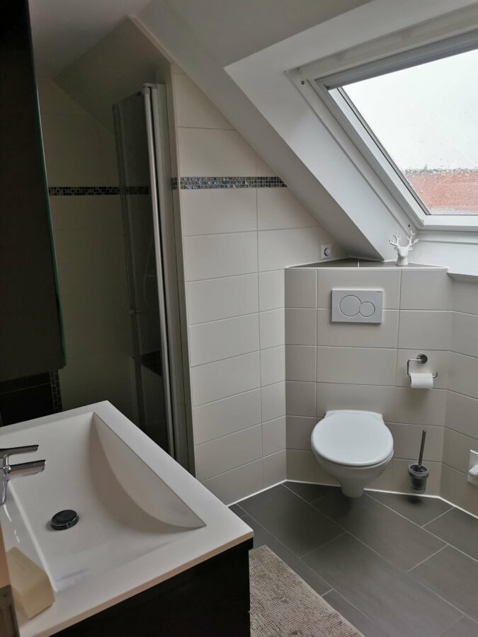 Aufwendig modernisiertes EFH mit großzügig aufgeteteiltem Platz zum Wohnen - Badezimmer OG