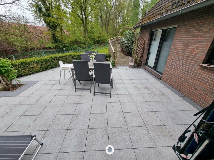 Anspruchsvolles EFH mit toller Raumaufteilung, schönem Garten und Baugrund - Terrasse 1
