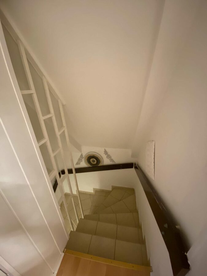 Einfamilienhaus, aufwendig modernisiert und renoviert, konzipiert mit Perspektive Einliegerwohnung - Treppe hinten