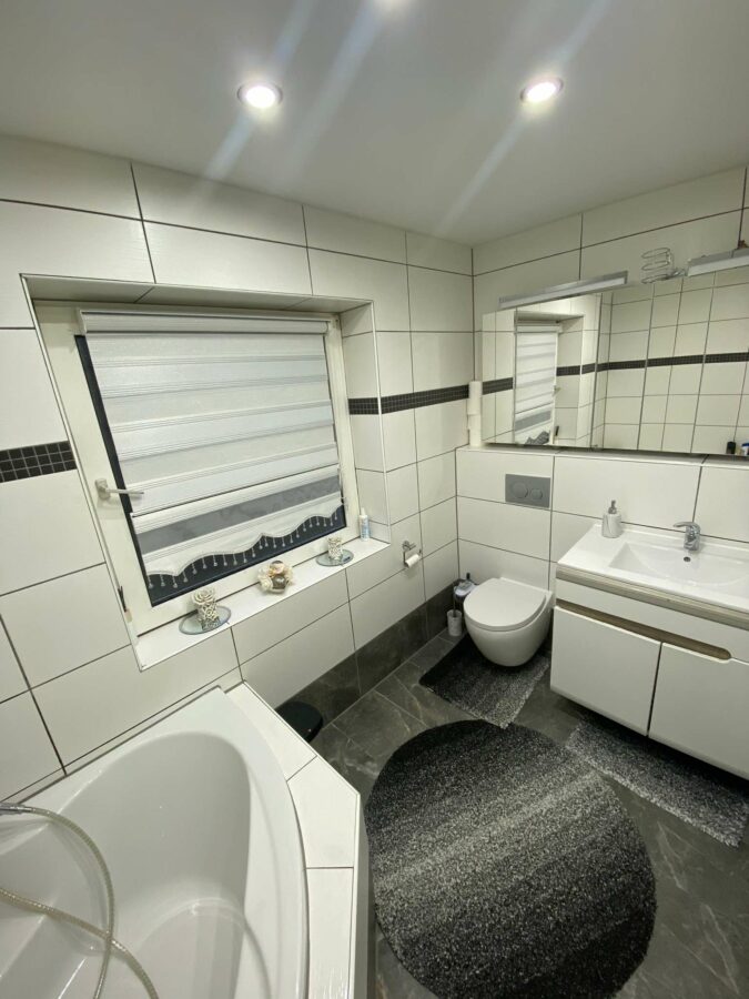Einfamilienhaus, aufwendig modernisiert und renoviert, konzipiert mit Perspektive Einliegerwohnung - EG Badezimmer