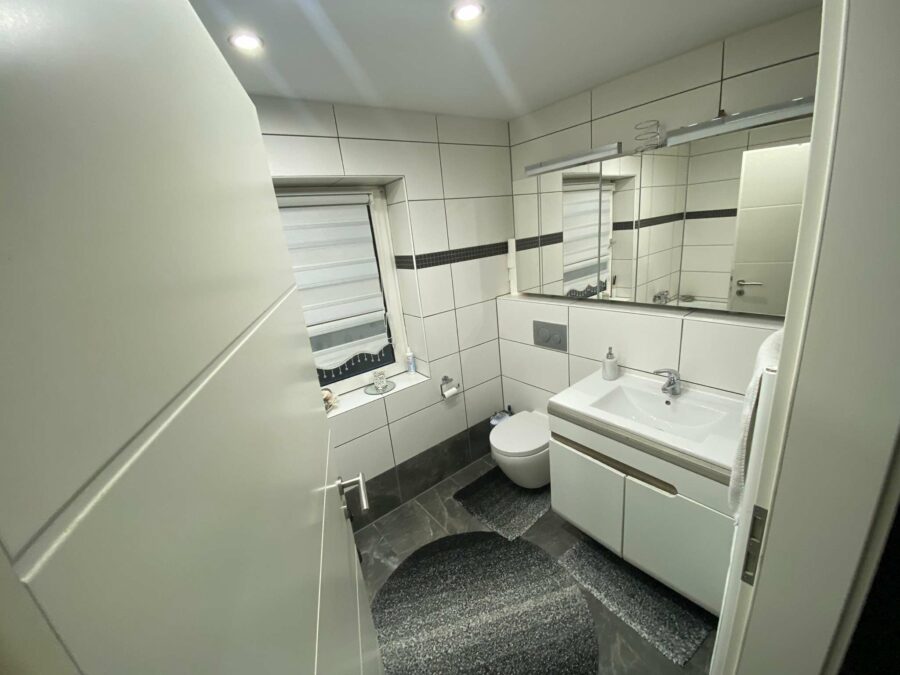 Einfamilienhaus, aufwendig modernisiert und renoviert, konzipiert mit Perspektive Einliegerwohnung - EG Badezimmer