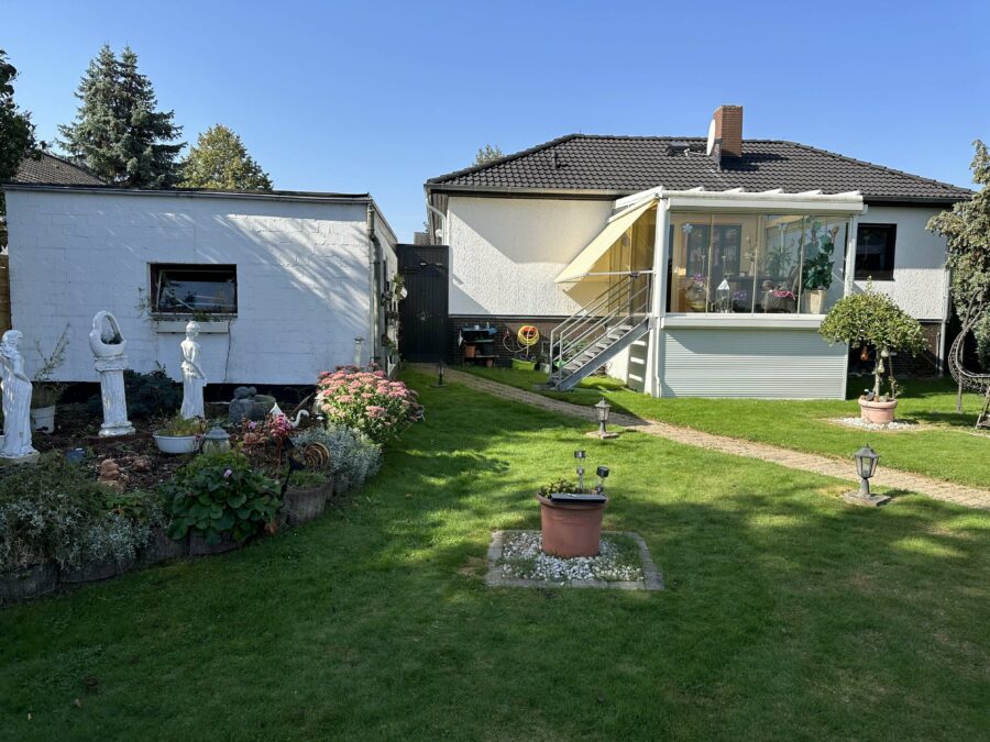 Bungalow in Feldrandlage mit wunderschönem Garten - Gartenansicht