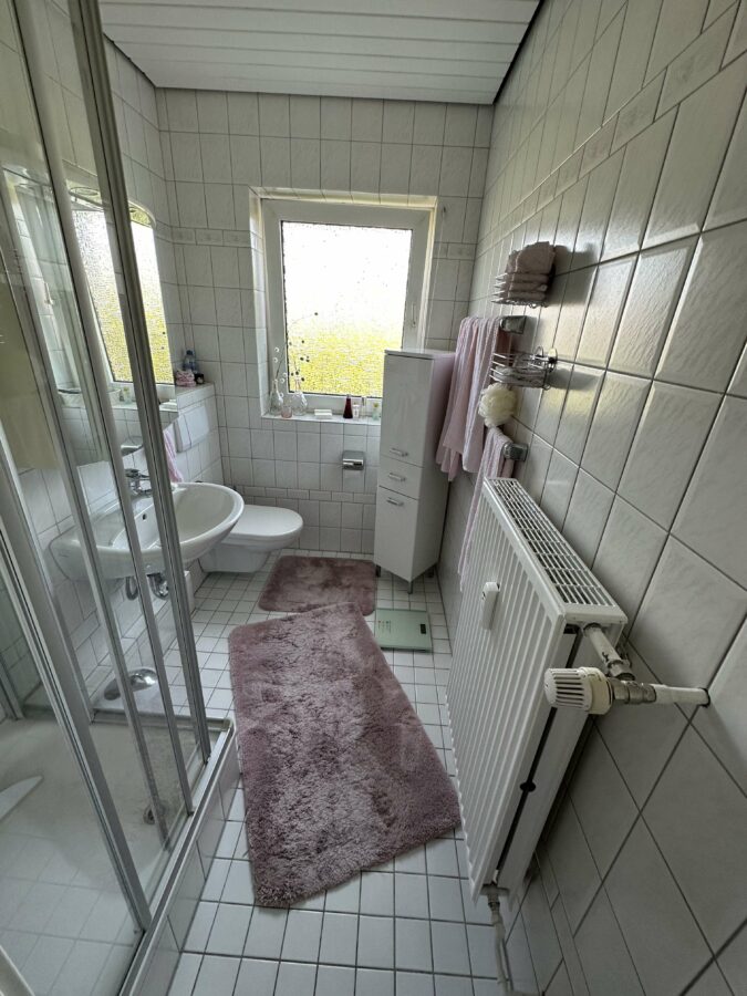 Freundlich, helle ETW in beruhigter Wohnlage mit Nutzung Gartenanteil - Badezimmer