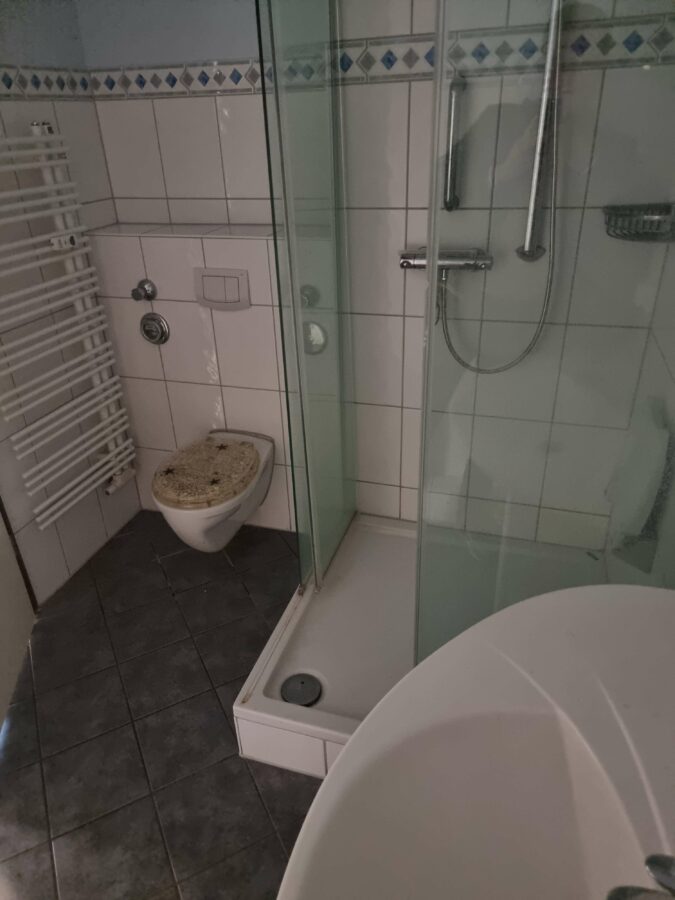 Schöne 3-Zimmer Wohnung in gepflegter Wohnanlage mit ruhiger Lage - Badezimmer-WC